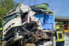 Auslaufender Kraftstoff aus einem LKW musste aufgefangen und abgesaugt werden.