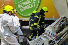 Zunächst mussten Absaugöffnungen geschaffen werden.