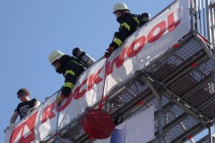 Mario Bremer (rechts) im 12 Meter hohem Wettkampfturm.
