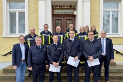 Fachbereichsleiter Philipp Rohlfing, Stadtbrandmeister Peter Schmidt, neuer stellvertretender Ortsbrandmeister Tobias Beutner, Luca Hestermann, Ortsbrandmeister Ole Langer und Bürgermeister Lutz Brockmann (vorne, v.l.) mit den Eitzer Feuerwehrleuten.