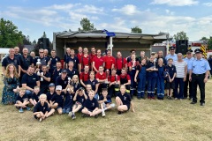Die siegreichen Gruppen der Wertungsklassen mit Stadtjugendfeuerwehrwart Florian Mesenbrink, Stadtbrandmeister Peter Schmidt, Ortsbürgermeisterin Anja König und dem Feuerschutzausschussvorsitzenden Jens Richter (v.r.).