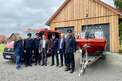 Feierliche Übergabe eines Mannschaftstransportwagens und eines Rettungsbootes samt dazugehöriger Remise.
