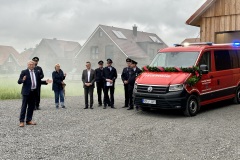 Feierliche Übergabe eines Mannschaftstransportwagens und eines Rettungsbootes samt dazugehöriger Remise.