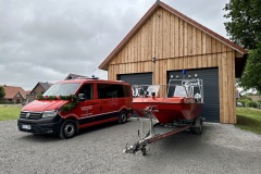 Feierliche Übergabe eines Mannschaftstransportwagens und eines Rettungsbootes samt dazugehöriger Remise.