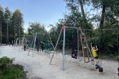 Die Teilnehmer versuchen sich am Neuen Motorik Fun Park.