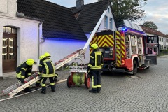 Einsatzkräfte am Gebäude.