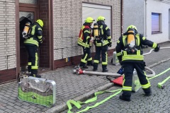 Einsatzkräfte am Gebäude.