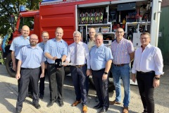 Feierliche Fahrzeugübergabe mit dem stv. Stadtbrandmeister Mario Rosebrock, Kreisbrandmeister Dennis Körte, Fachbereichsleiter Philipp Rohlfing, Ortsbrandmeister Henning Paul, Bürgermeister Lutz Brockmann, Ortsbürgermeister Detlef Peterson, Stadtbrandmeister Peter Schmidt, Feuerschutzausschussvorsitzender Jens Richter und Firmenvertreter Norbert Blanke (v.l.).