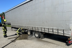 Kühlen der Bremsanlage durch die Feuerwehr.