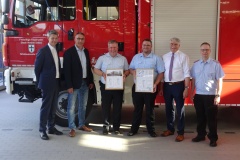 Fototermin zur Feuerwehrhausübergabe: Ulrich von Ey, Jens Richter, Peter Schmidt, Tobias Burmeister, Lutz Brockmann und Ulf Carstens (von links).