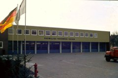 Bereits das alte Feuerwehrhaus stand an gleicher Adresse. Das Foto entstand zur Einweihung 1971.