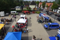 Blick auf den Parkplatz am Feuerwehrhaus.