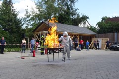 Den Grill niemals mit Brennspiritus entzünden.