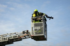 Brandbekämpfung über die Verdener Drehleiter.