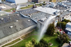 Die Produktionshalle der Firma Mars während der Einsatzübung. Zu erkennen sind unter anderem die beiden Drehleitern.