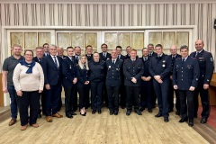 Die beförderten, geehrte und gewählten Feuerwehrfrauen und -männer mit Ortsbürgermeister Mischa Meininger, Ortsbürgermeisterin Hanna Fenzau, Stadtbrandmeister Peter Schmidt und Bürgermeister Lutz Brockmann (v.l.) sowie dem stellvertretenden Kreisbrandmeister Mario Rosebrock und Ortsbrandmeister Jürgen Struß (v.r.).