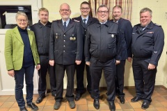 Anja König, stellvertretende Bürgermeisterin Verdens, Ortsbürgermeister Mischa Meininger, Wolfgang Althausen, Torben Winter, Stefan Hikade, Ortsbrandmeister Björn Bohlmann, Stadtbrandmeister Peter Schmidt.