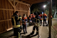 Feuerwehrknoten mit verbundenen Augen knoten.