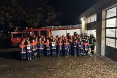 Die drei erstplatzierten Gruppen mit Stadtjugendfeuerwehrwart Florian Mesenbrink.