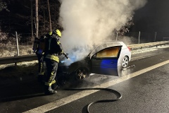 Brandbekämpfung auf der Autobahn.