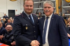Ortsbrandmeister Henning Paul und Bürgermeister Lutz Brockmann bei der Übergabe.