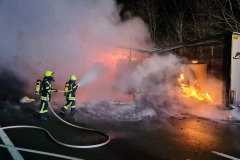 Brandbekämpfung auf der Autobahn.