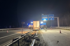 Nach rund 100 Metern kam der Sattelzug auf der Leitplanke zum Stehen.