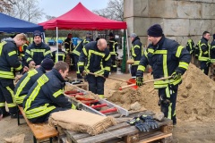 Befüllung von Sandsäcken durch die Kreisfeuerwehr in Dauelsen.