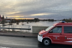 Die Ortsfeuerwehr Verden führt regelmäßige Kontrollen im Hochwassergebiet durch.