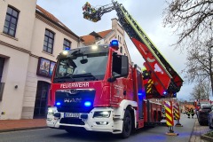 Lose Dachteile in der Zollstraße werden durch die Feuerwehr entfernt.