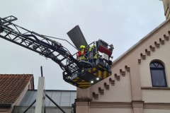 Lose Dachteile in der Zollstraße werden durch die Feuerwehr entfernt.