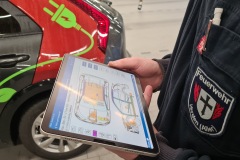 Ein Tablet als Hilfe zum Auffinden einsatzrelevanter Bauteile.