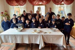 Die kleinen Köche mit Betreuerin Marie Mankow, Gastronom Dario Franco, Kinderfeuerwartin Antje Hüse und Betreuer Dennis Bormann (hintere Reihe).