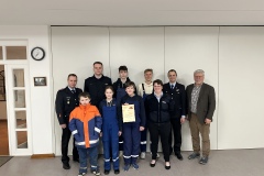 Die geehrten Mitglieder der Jugendfeuerwehr Scharnhorst mit der stellvertretenden Jugendfeuerwehrwartin Karola Müller, Jugendfeuerwehrwart Christian Müller, Stadtjugendfeuerwehrwart Florian Mesenbrink und Ortsbürgermeister Gerard-Otto Dyck.
