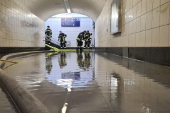 Arbeiten der Feuerwehr in der Tunnelanlage.