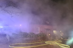 Dichter Rauch hüllt die Einsatzstelle ein.