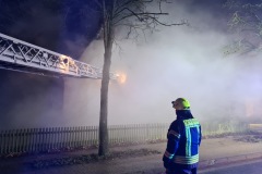 Auch die Drehleiter wurde vorsorglich in Stellung gebracht.