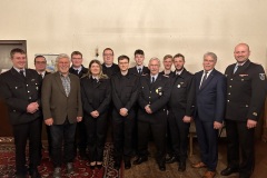 Die beförderten und geehrten Feuerwehrleute mit Ortsbrandmeister Michael Müller (links), Ortsbürgermeister Gerard-Otto Dyck (2.v.l), dem stellvertretenden Stadtbrandmeister Mario Rosebrock und Bürgermeister Lutz Brockmann (v.r.).