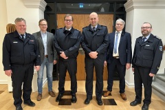 Amtseinführung von Ole Langer und Verabschiedung von Mario Rosebrock (mitte, v.l.) durch Bürgermeister Lutz Brockmann im Beisein von Stadtbrandmeister Peter Schmidt, Fachbereichsleiter Philipp Rohlfing (vl.l) und Kreisbrandmeister Dennis Körte (rechts).