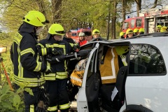 Mittels Rettungsschere wurde unter anderem das Dach entfernt.