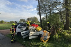 Rettung der Personen aus dem PKW.