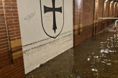 An der Tunnelwand ist zu erkennen, wie hoch das Wasser stand.