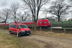 Der MTW dient als Trägerfahrzeug für die Ausrüstung zum Bahnerden.