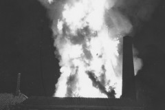 Die Hönischer Mühle in Vollbrand. (Foto: Bildarchiv Ortsfeuerwehr Verden)