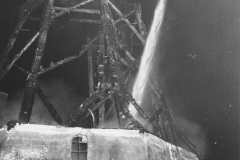 Nachlöscharbeiten mit der Drehleiter. (Foto: Bildarchiv Ortsfeuerwehr Verden)
