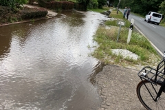 Überflutung des Gehweges.