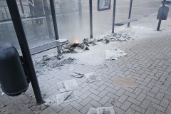 Feuer in einem Buswartehäuschen.