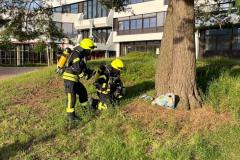 Die austretenden Gefahrstoffe werden vom ersten Trupp identifiziert.