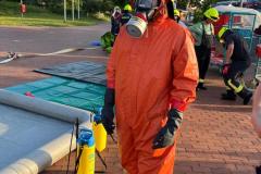 Die Einsatzkräfte für die Dekontamination tragen spezielle Schutzanzüge.