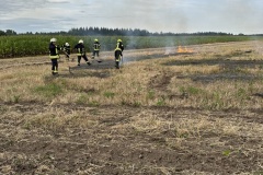 Mit Handwerkzeugen musste eine Brandausbreitung verhindert werden. 